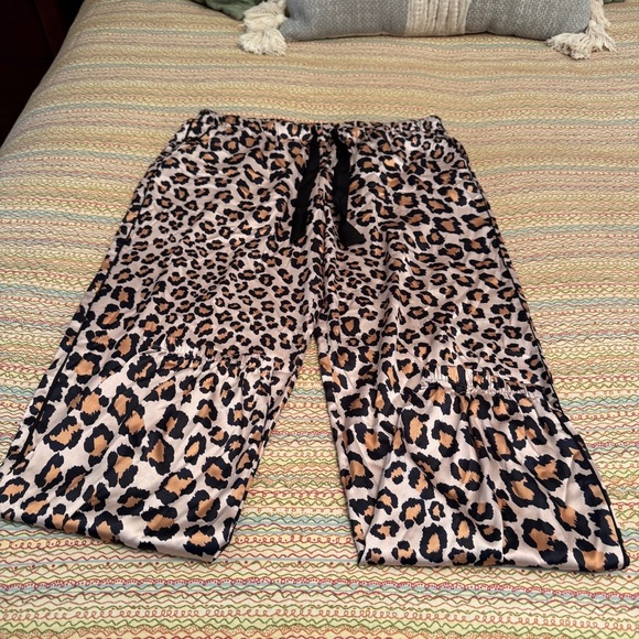 Victoria Secret Leopard Print Lounge Pants/Joggers with pockets Size Large - Picture 6 of 7